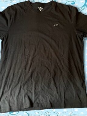 Hollister Men's Black Short Sleeve Crew Tee with Subtle Logo